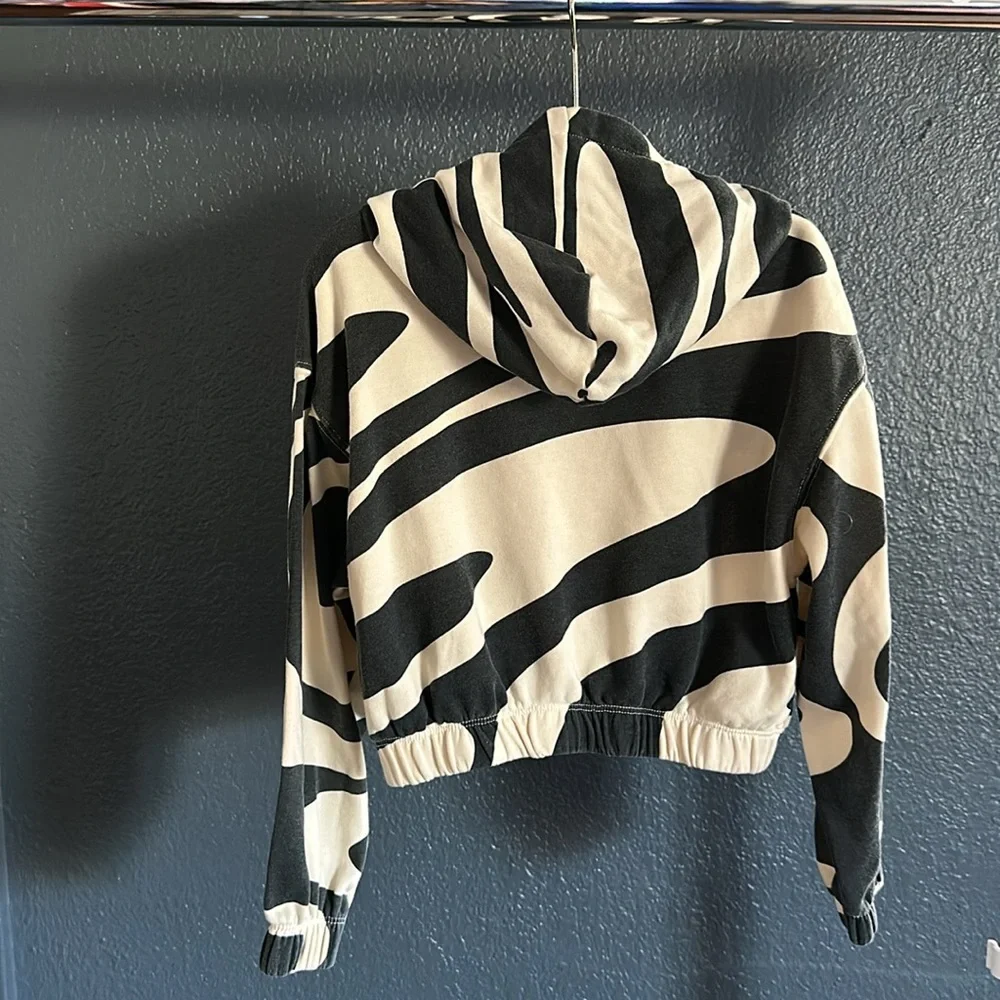 H&M size 8/10 cropped hoodie with bold fun design, in light material - Picture 2 of 2